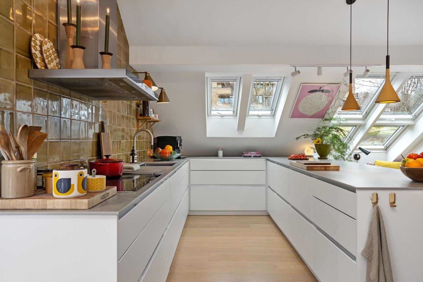 Kjøkkenet har gjennomtenkt planløsning og svært god lagringsplass og skap på begge sider av benken. Galleribilde