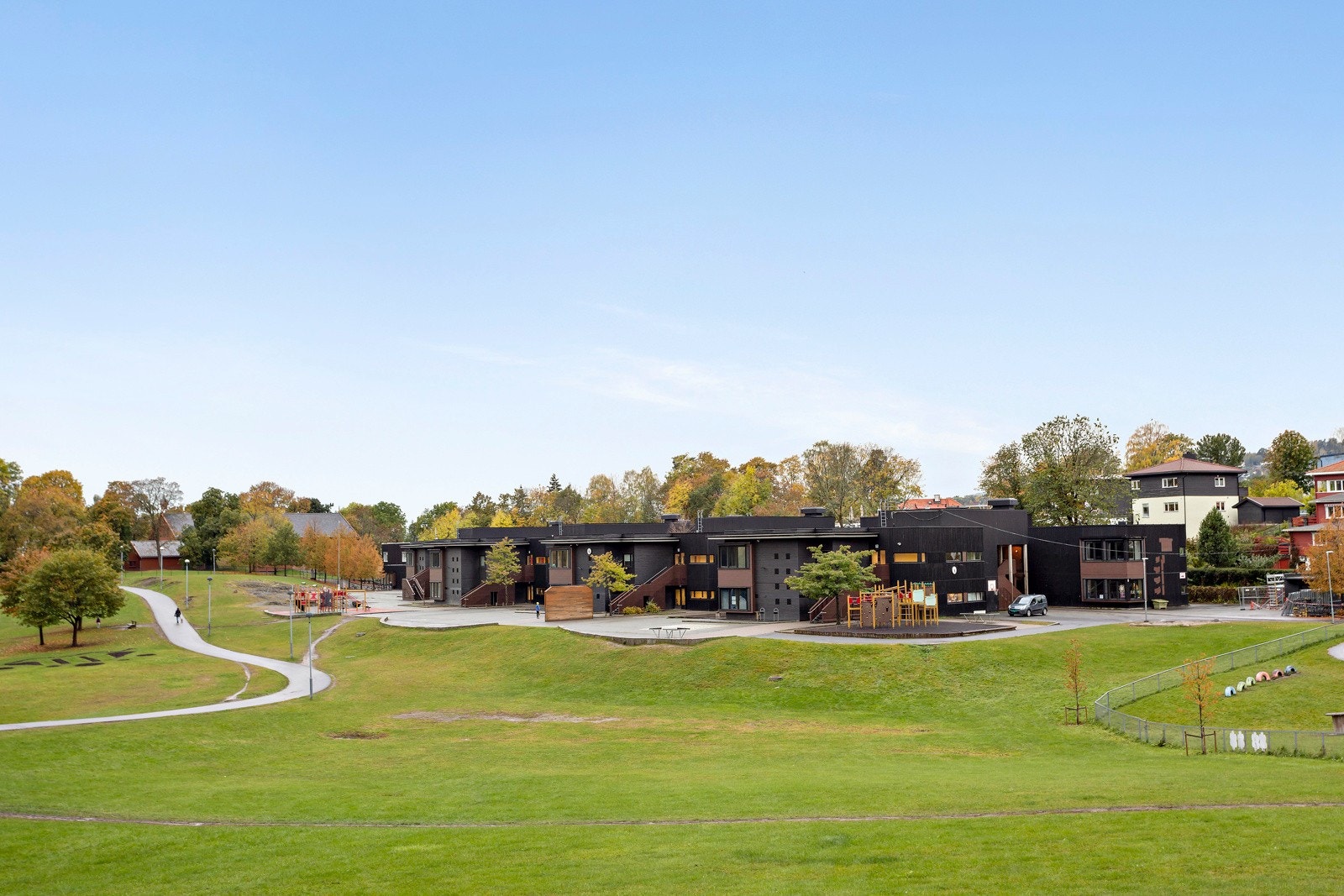 Kort og bilfri vei til Skøyen skole, som er en av Oslos mest populære skoler. Galleribilde