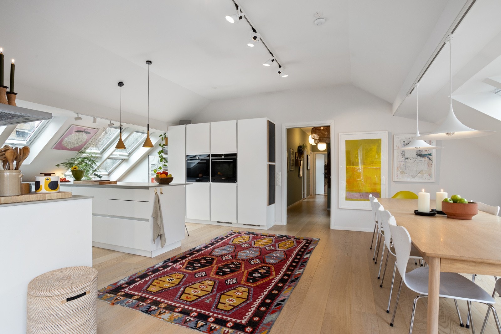 Leiligheten er av de største i borettslaget og er på hele 139 kvm. med 178 kvm gulvareal. Galleribilde