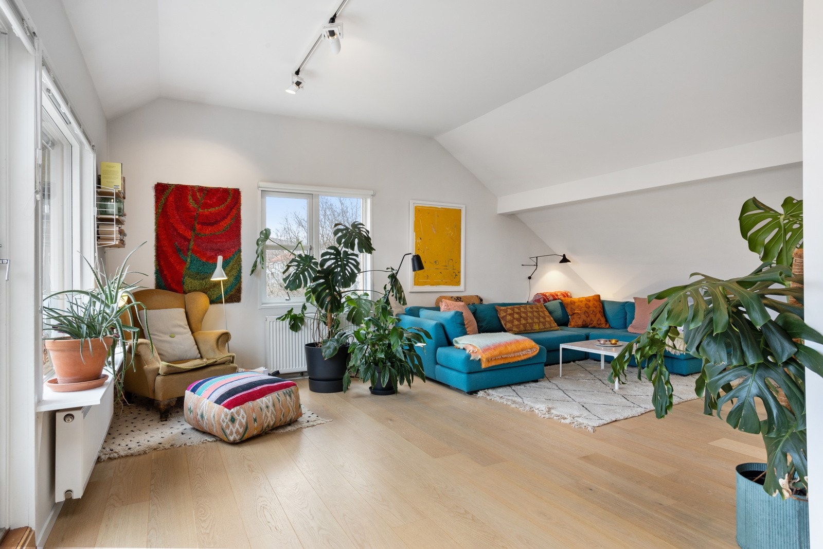 Stuen er lys og romslig med utgang til solrik takterrasse. Galleribilde