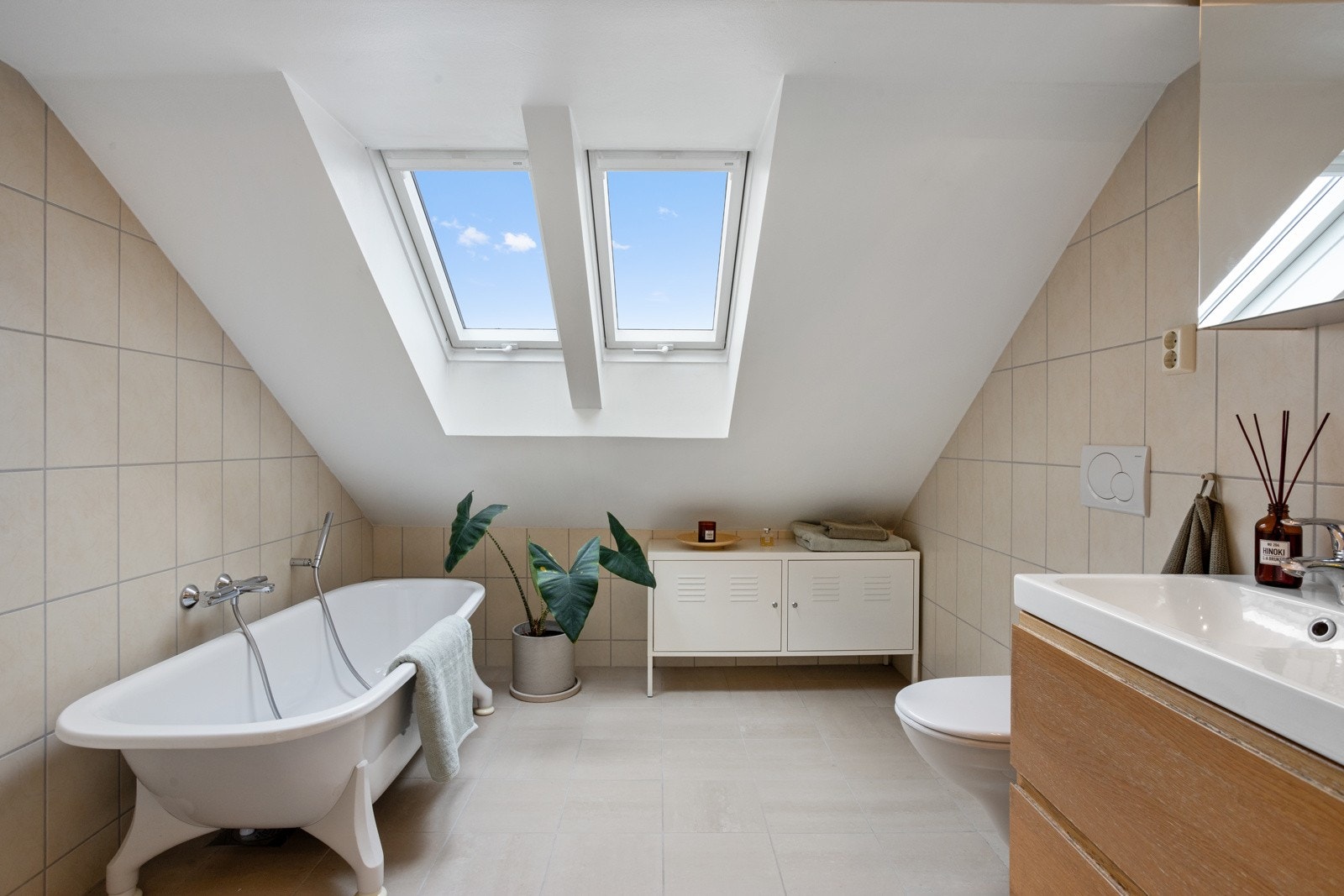 Pent bad med dusj og badekar. Badet ble pusset opp i 2009. Galleribilde