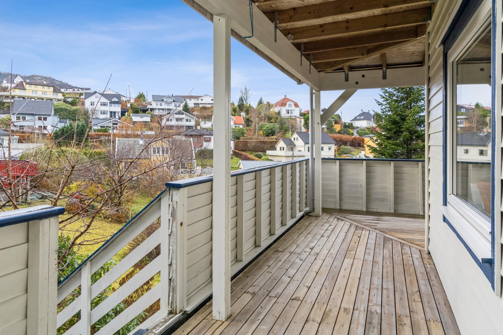 Gode solforhold og trapp fra balkong til felles hage. Galleribilde