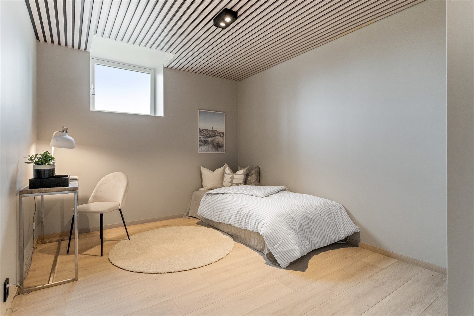 Det er 2 soverom i underetasjen. Her er det også godt med plass for både seng og garderobeløsninger Galleribilde