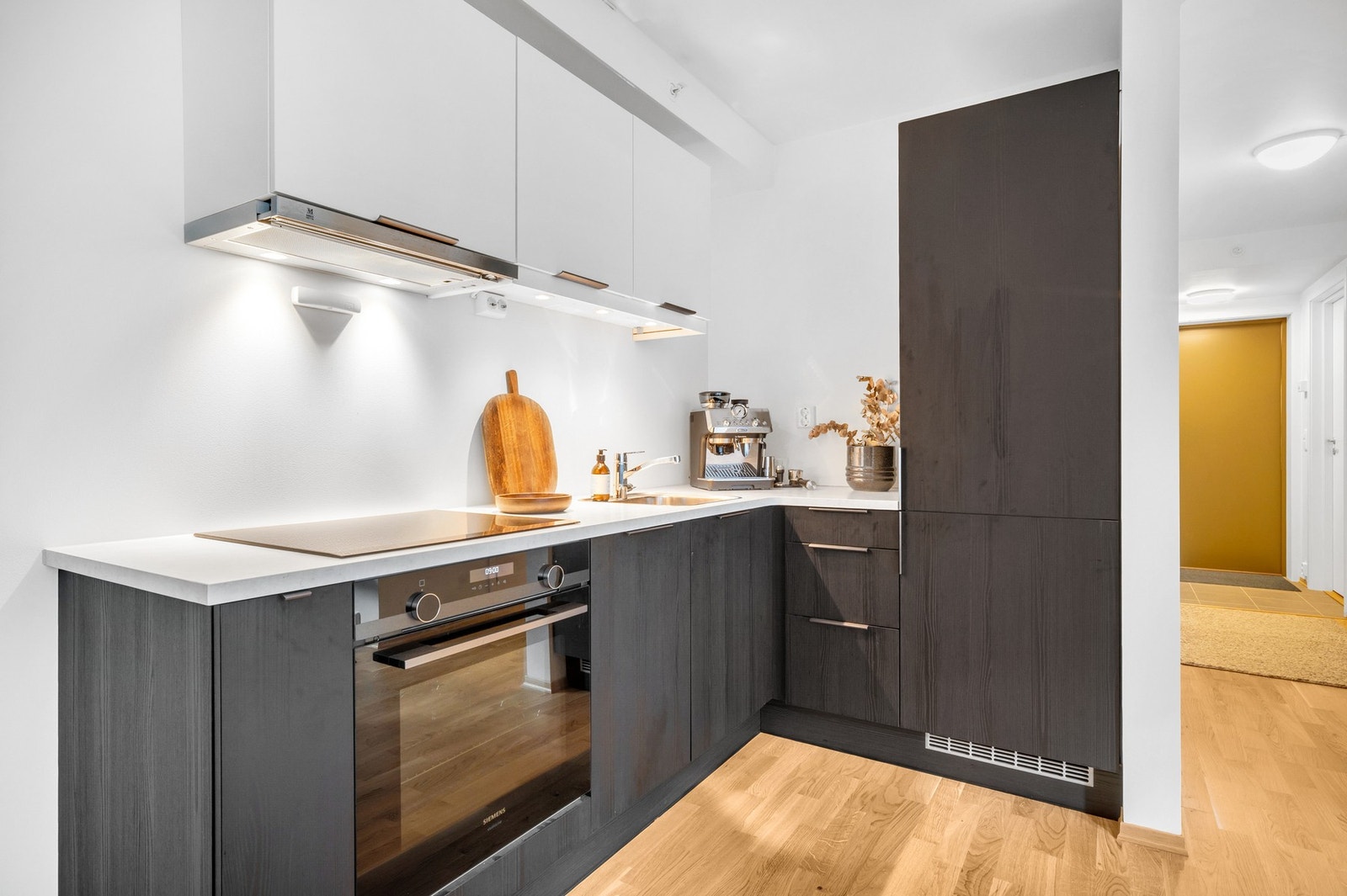 Nydelig kjøkken med god skap- og benkeplass. Ypperlig for matlaging og oppbevaring. Galleribilde