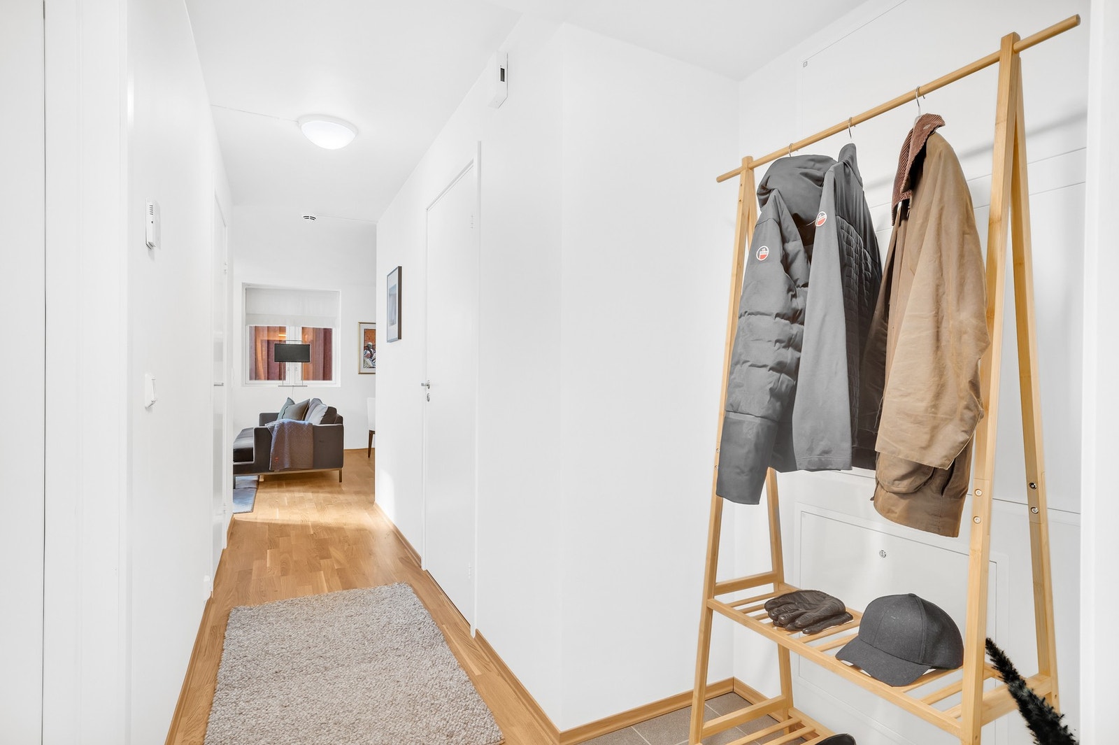 Innbydende entré på 5,3 kvm med god plass til oppbevaring av sko og annet yttertøy. Galleribilde