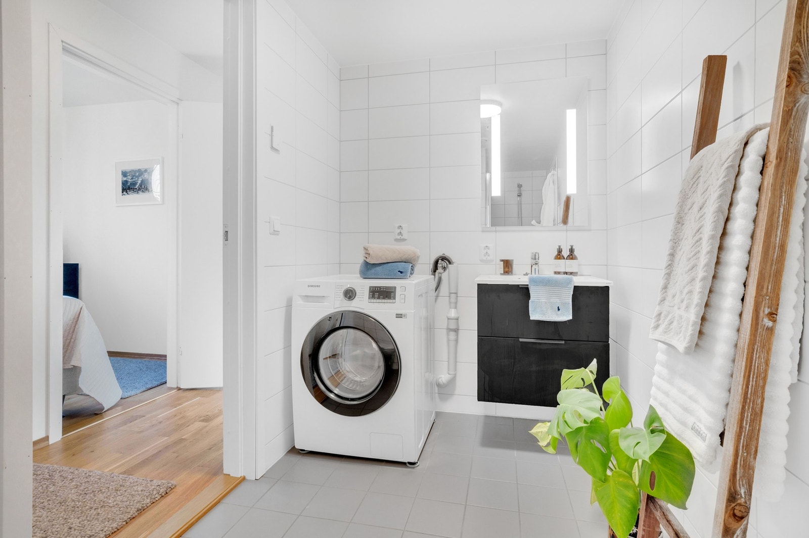 Delikat og flislagt bad på cirka 5,1 kvm med opplegg for vaskemaskin. Galleribilde