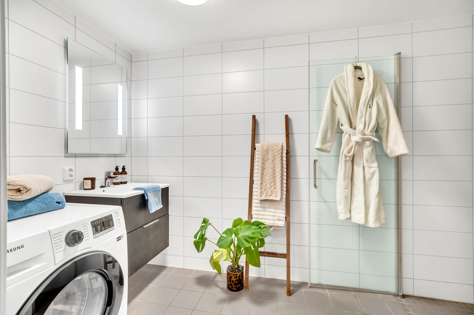 Baderommet har elektriske varmekabler i gulvet. Galleribilde