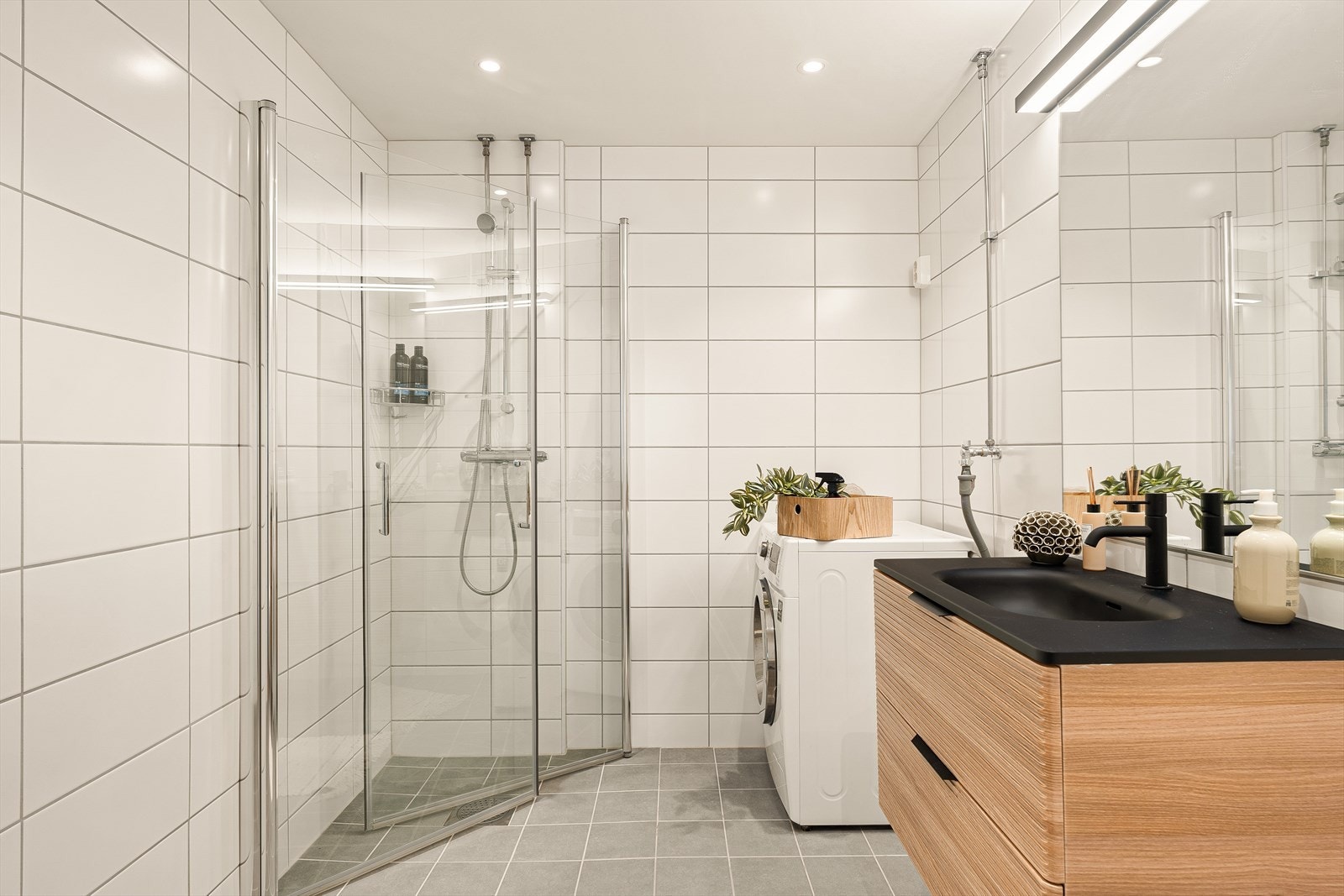Svingbare dusjdører gjør at man får maksimal utnyttelse av badet når dusjen ikke er i bruk Galleribilde