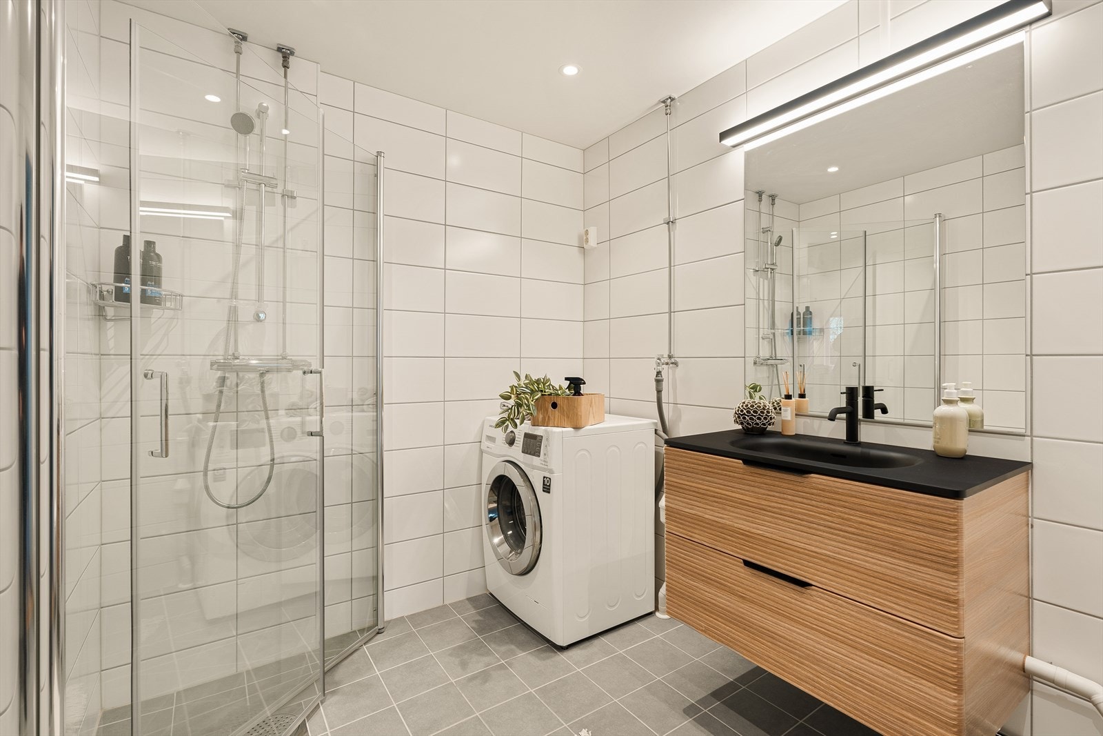 Badet er fra 2019, men det ble montert nytt baderomsmøbel i 2024 Galleribilde