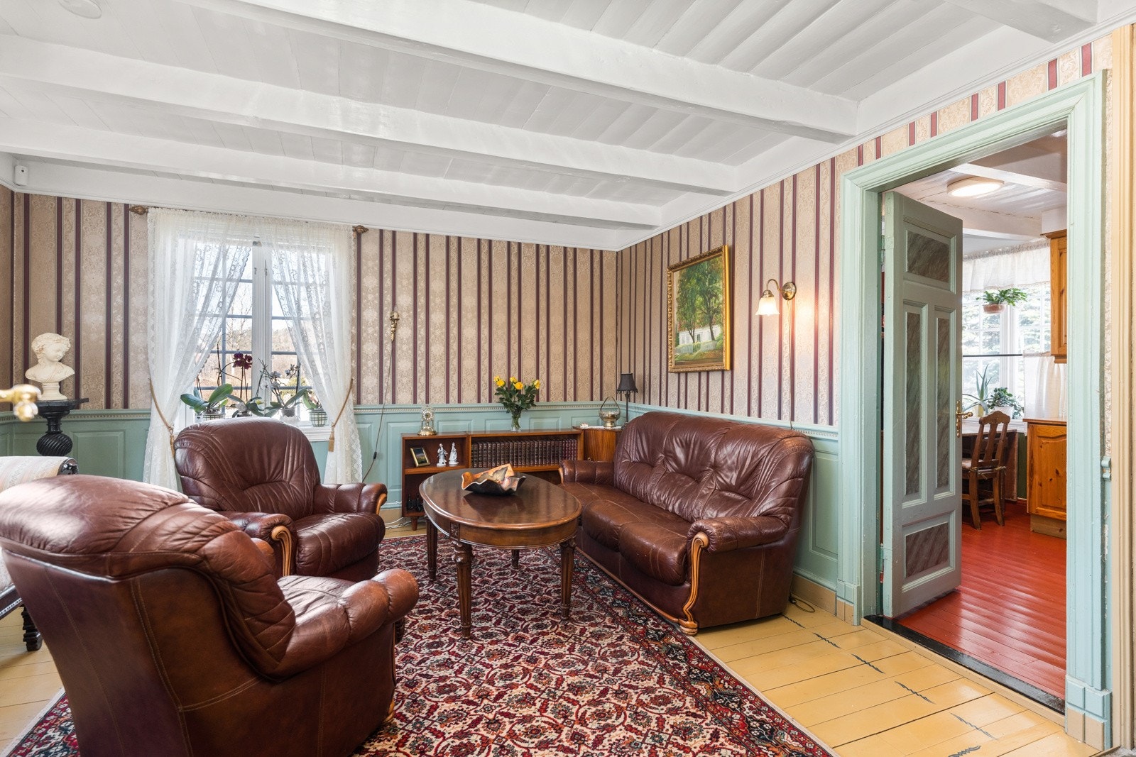 Stue 1 med fine tapeter og bjelker i taket. Galleribilde