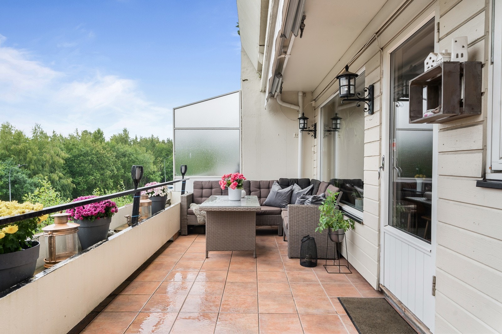 Stuen forlenges av en herlig terrasse på hele 15 kvm! Galleribilde