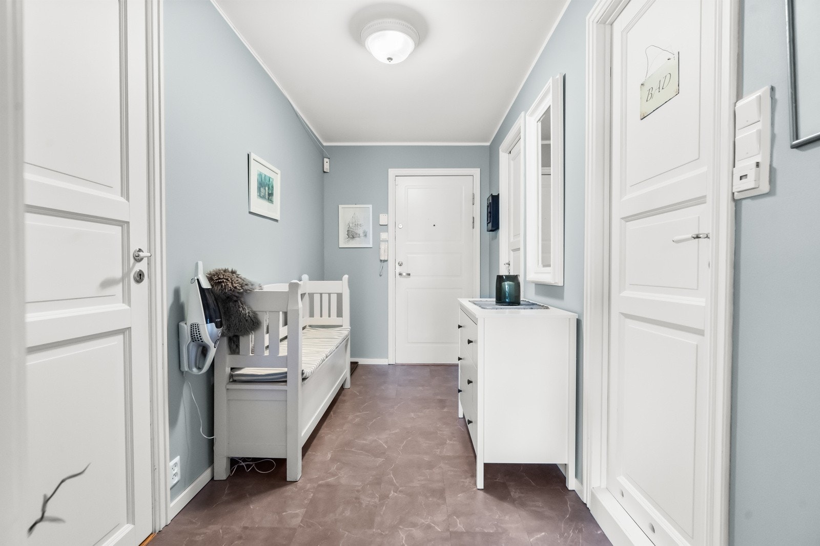 Når du kommer inn i boligen, er det første du møter en lys og romslig entré. Galleribilde