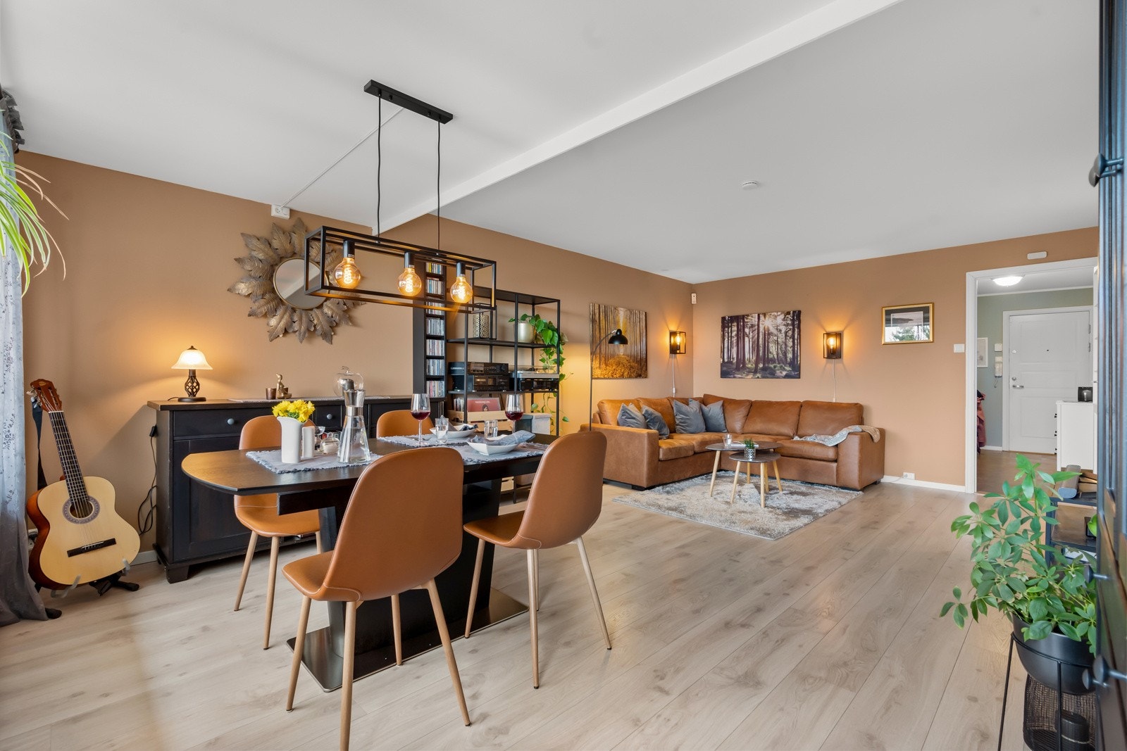 Stuen er malt i et tidsriktig fargevalg og gulvet er belagt med en-stavs laminat. Galleribilde