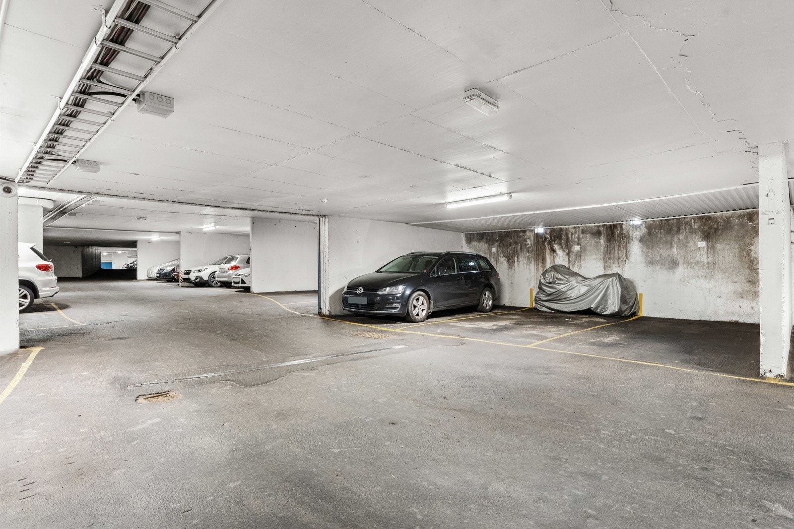 Leiligheten disponerer én biloppstillingsplass i felles garasjekjeller. Galleribilde