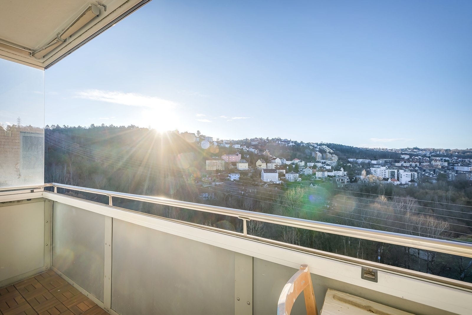 Fra stuen er det utgang til en sydvestvendt, innglasset balkong på ca. 5 kvm. Galleribilde