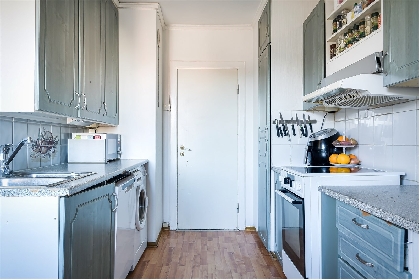 Det er opplegg for vaskemaskin på kjøkkenet. Galleribilde