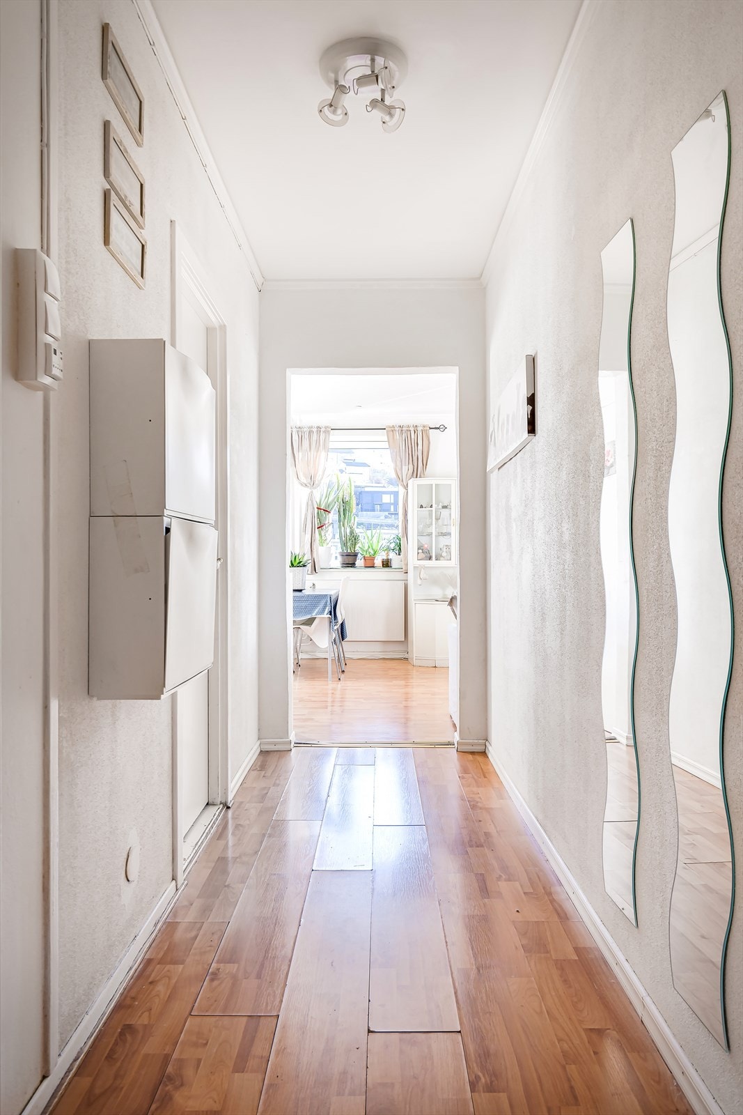 Romslig entré med god plass for oppbevaringsmøblement. Galleribilde