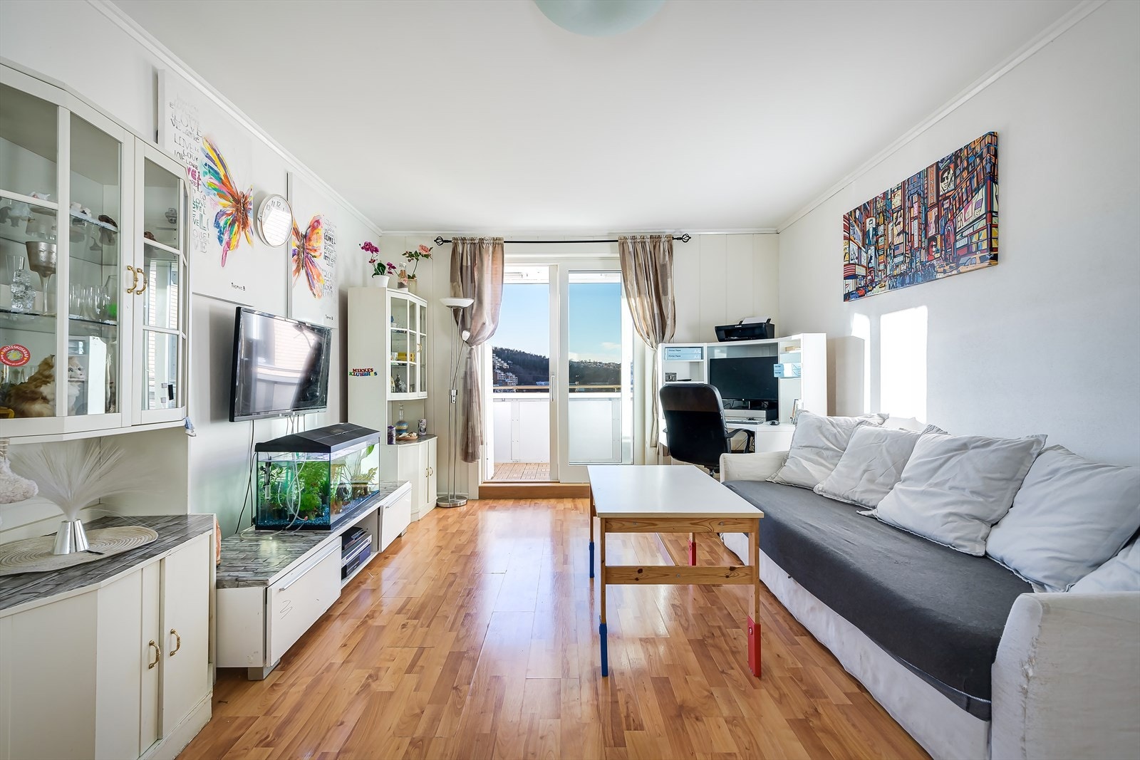 Romløsningen gjør det enkelt å innrede rommet i soner og har gode møbleringsmuligheter. Galleribilde