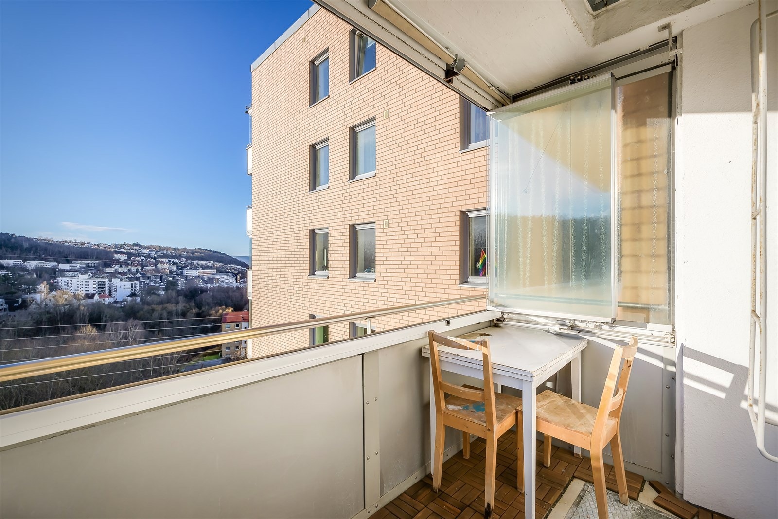 Det er god plass til utemøblement, planter og grill. Galleribilde