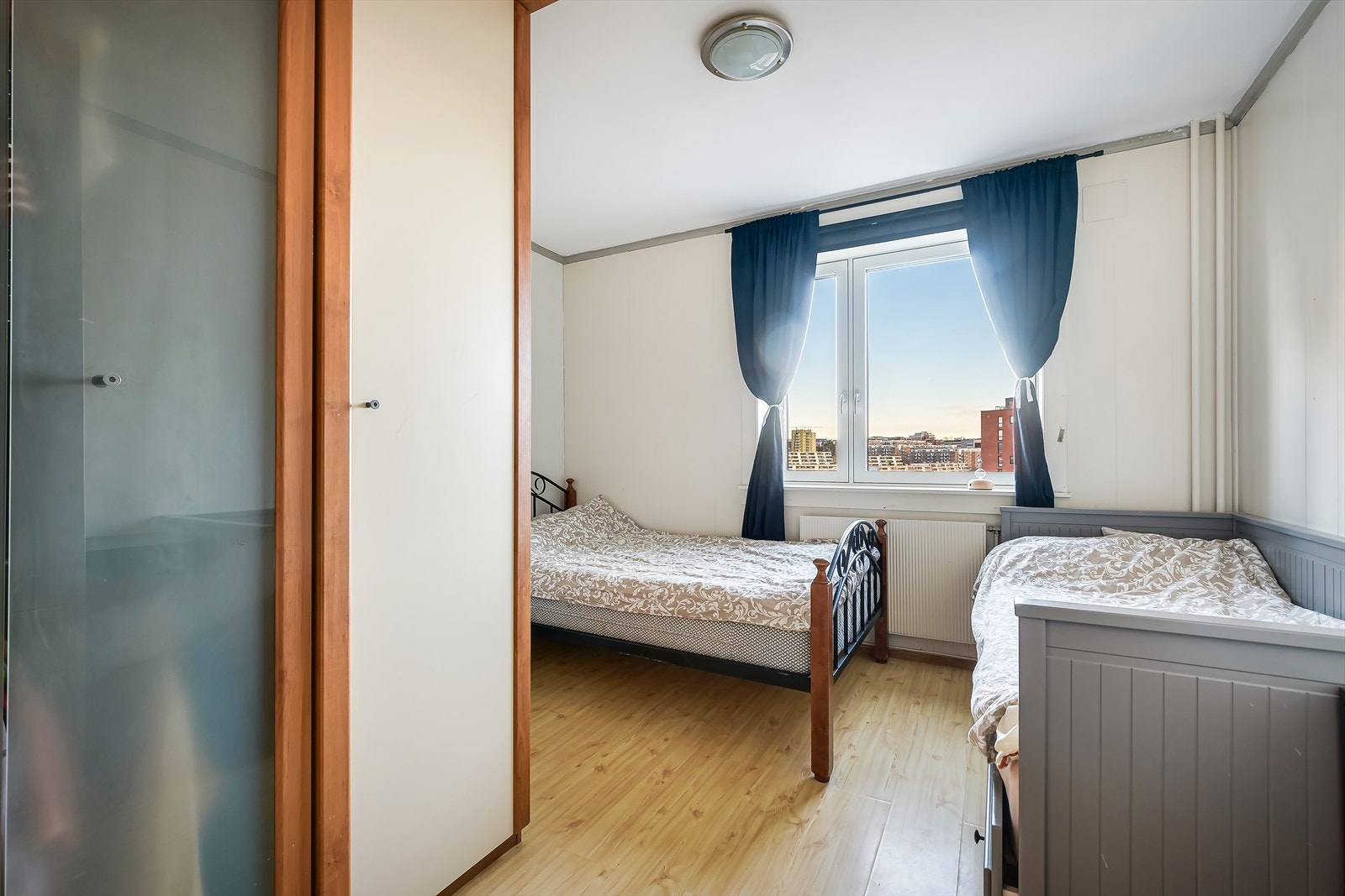 Romslig hovedsoverom med god plass til dobbeltseng og garderobeløsning. Galleribilde