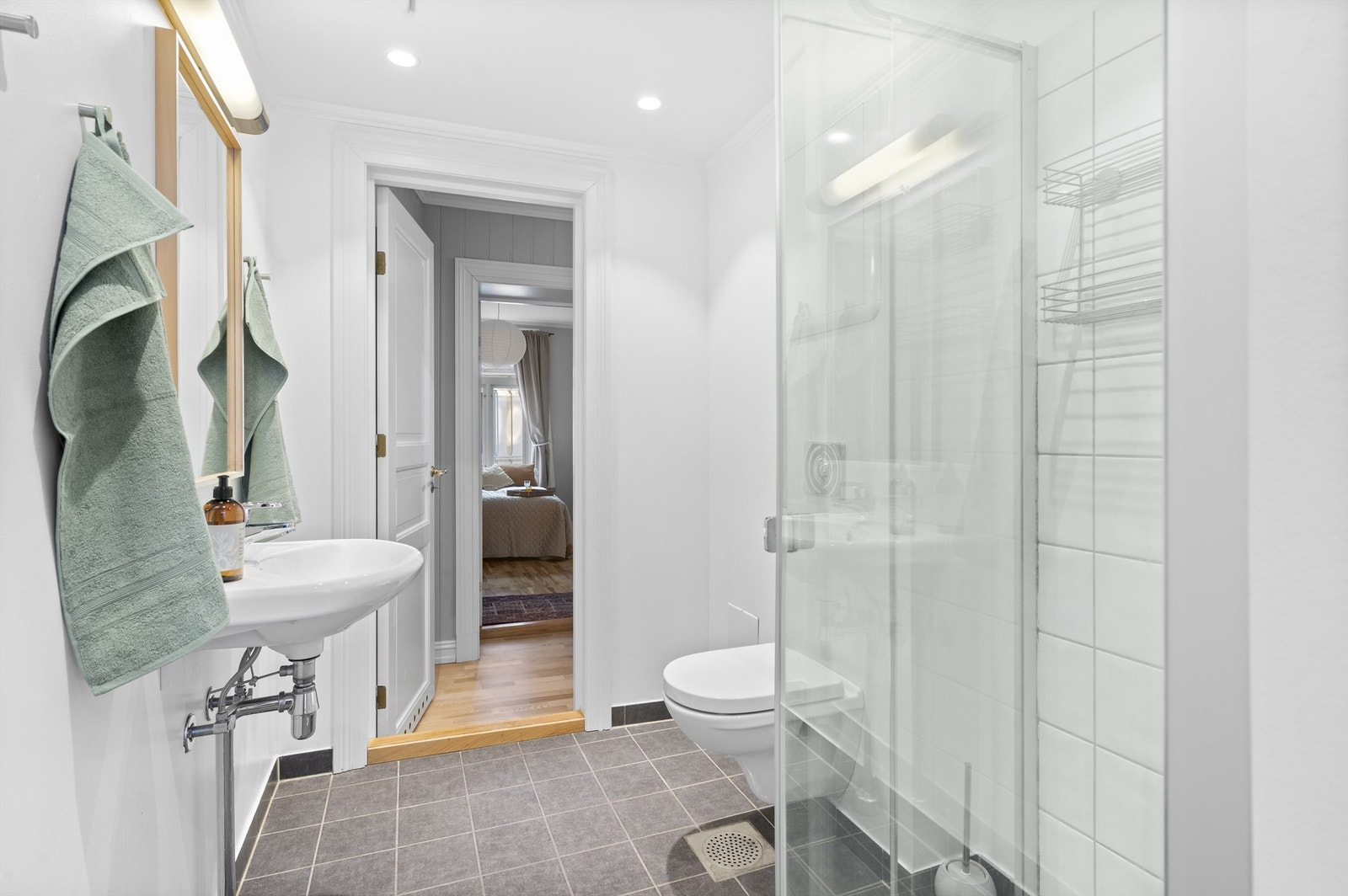 Innredningen består av servant, vegghengt toalett med skjult sisterne, samt dusjhjørne med sokkel og glassdører. Galleribilde