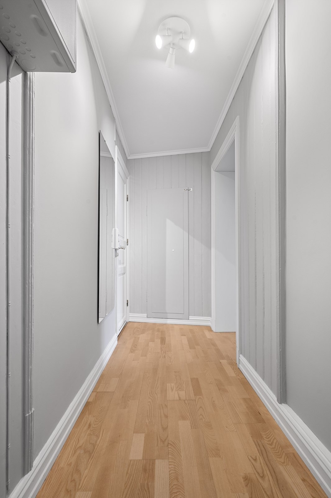 Praktisk og romslig entré/gang med plass for kommode samt oppbevaring av sko- og ytterklær. Fra entréen er det videre adkomst til kjøkken, stue, bad og ett av soverommene. Galleribilde