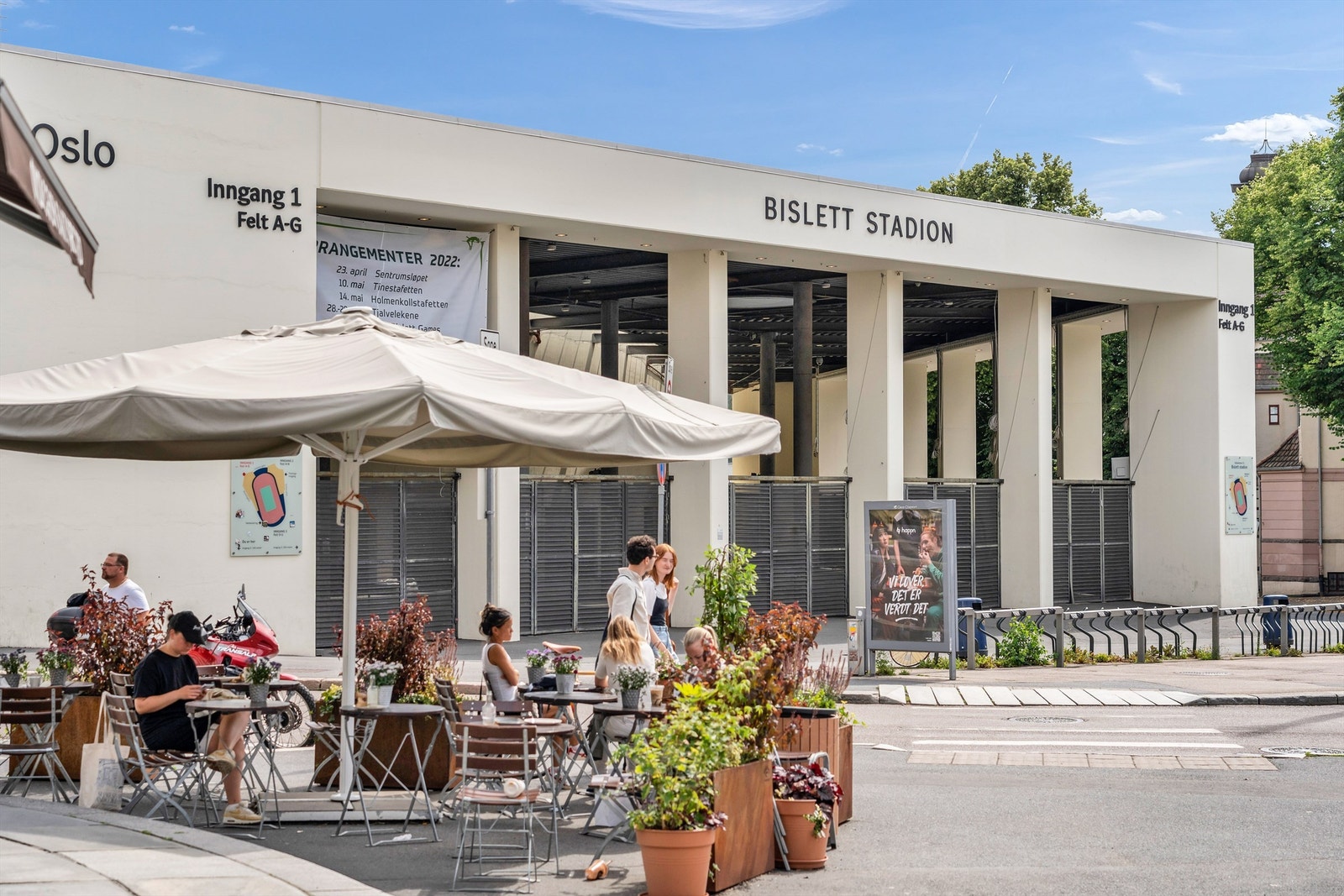 Gode treningsmuligheter innendørs ved bl.a. Bislett Stadion, SATS og velrennomerte Bislett Bad eller ved Sentrum Squash og Fitness. Galleribilde