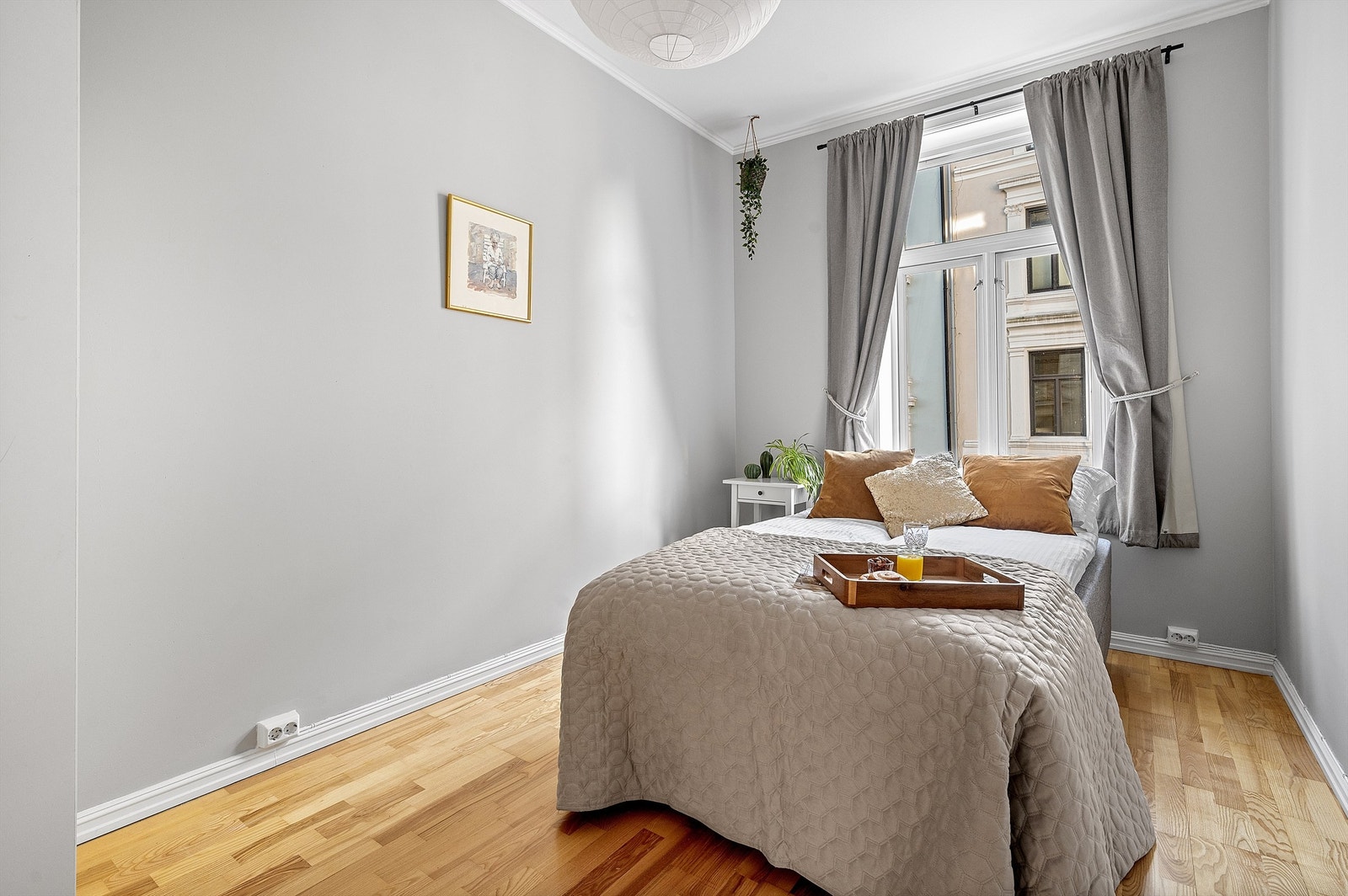 Hovedsoverommet ligger med adkomst fra entréen og har god plass til dobbeltseng, tilhørende nattbord og oppbevaring i garderobeskap. Galleribilde