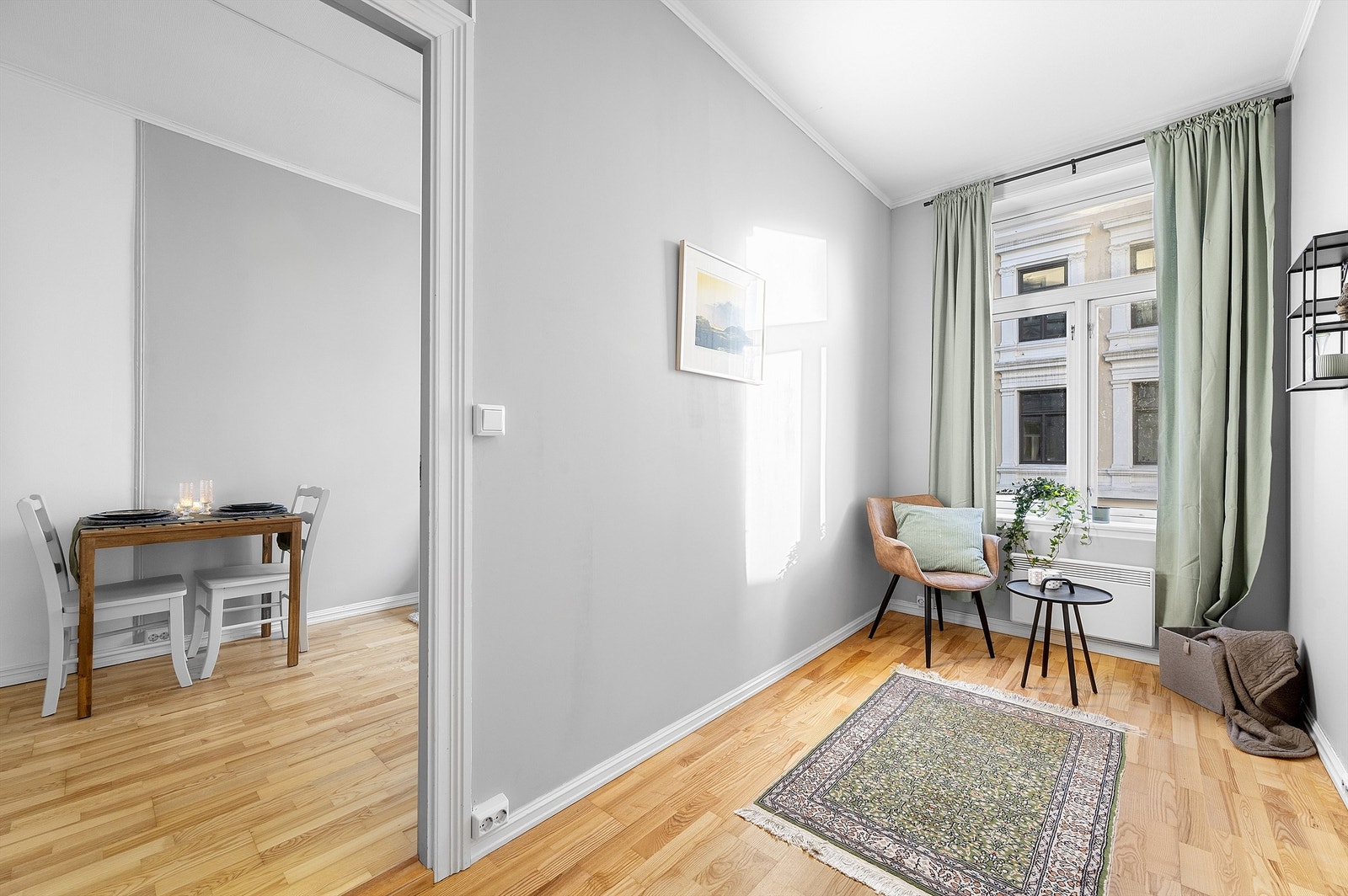 Når leiligheten ble pusset opp i 2015, ble det satt opp en lettvegg for å etablere et ekstra soverom. Denne kan tas ned etter behov/ønske om større stue. Galleribilde