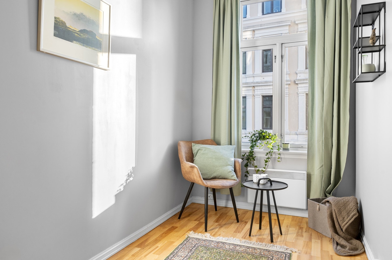 Rommet har plass til dobbeltseng og garderobeskap. Galleribilde