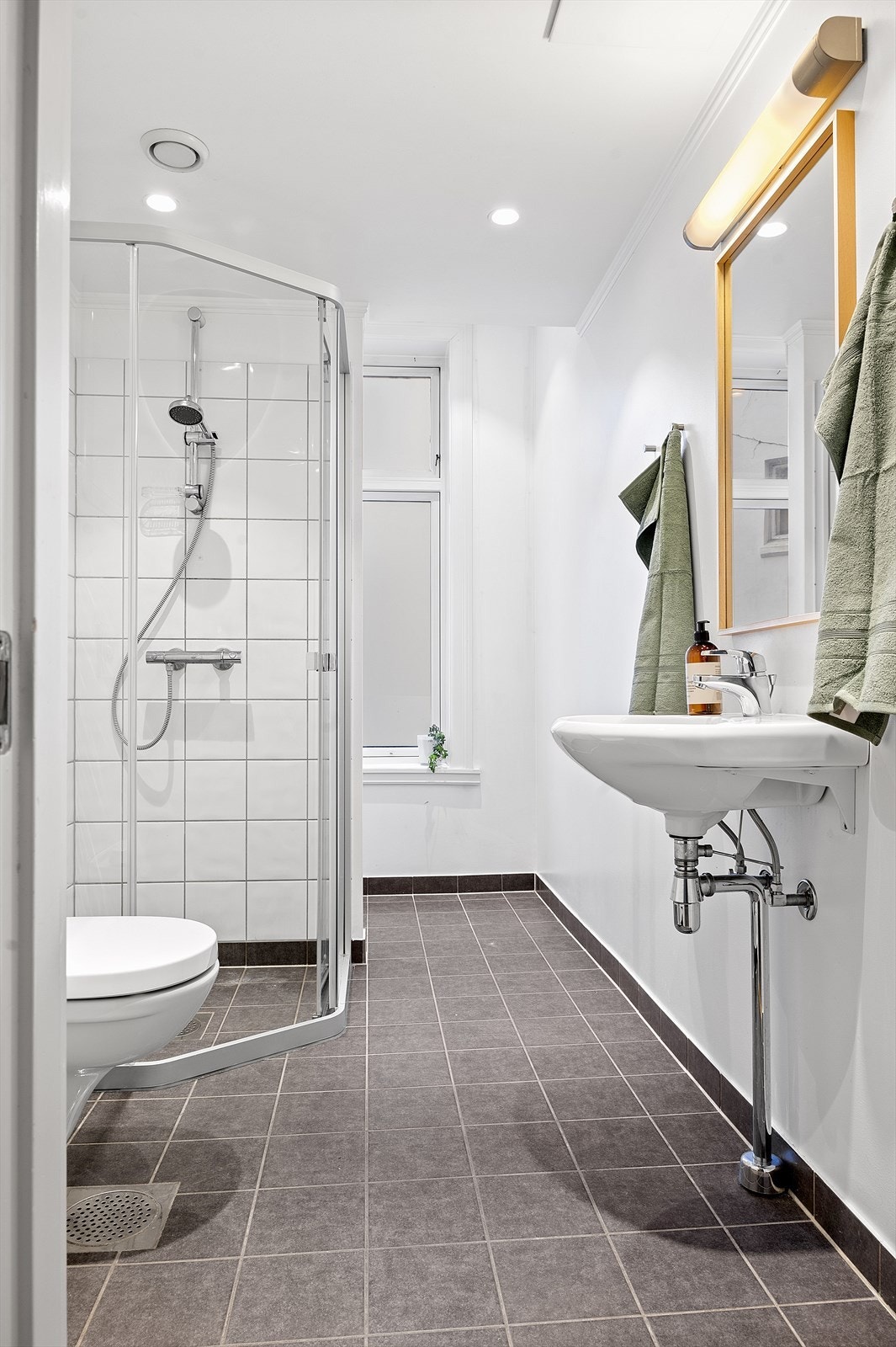 Romslig og pent bad fra 2015 med varmekabler i gulv. Galleribilde