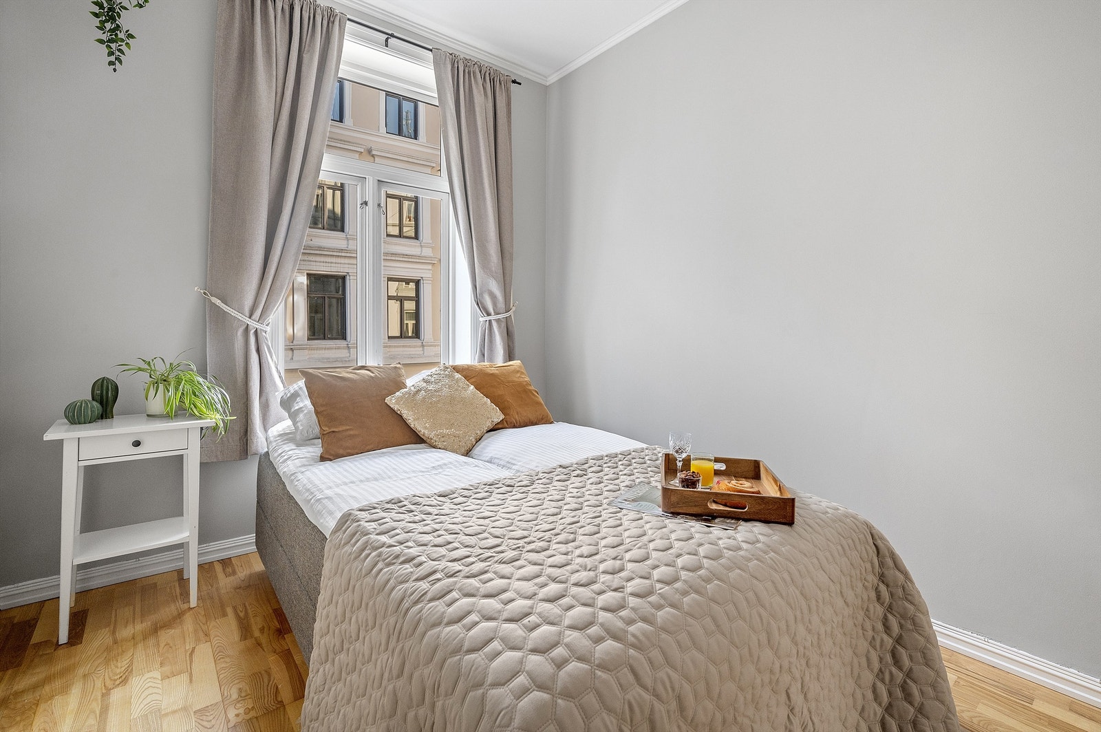 I 2024 ble alle vegger i stue, kjøkken, gang og soverom pusset og malt. Galleribilde