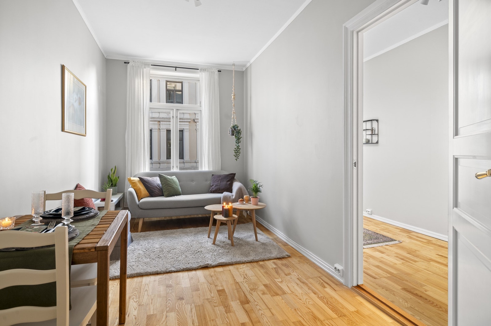 Leiligheten er oppusset i 2024 og 2015, og holder en god standard. Planløsningen er gjennomgående og har romslige rom hvor mye naturlig lys slippes inn gjennom store vindusflater. Galleribilde