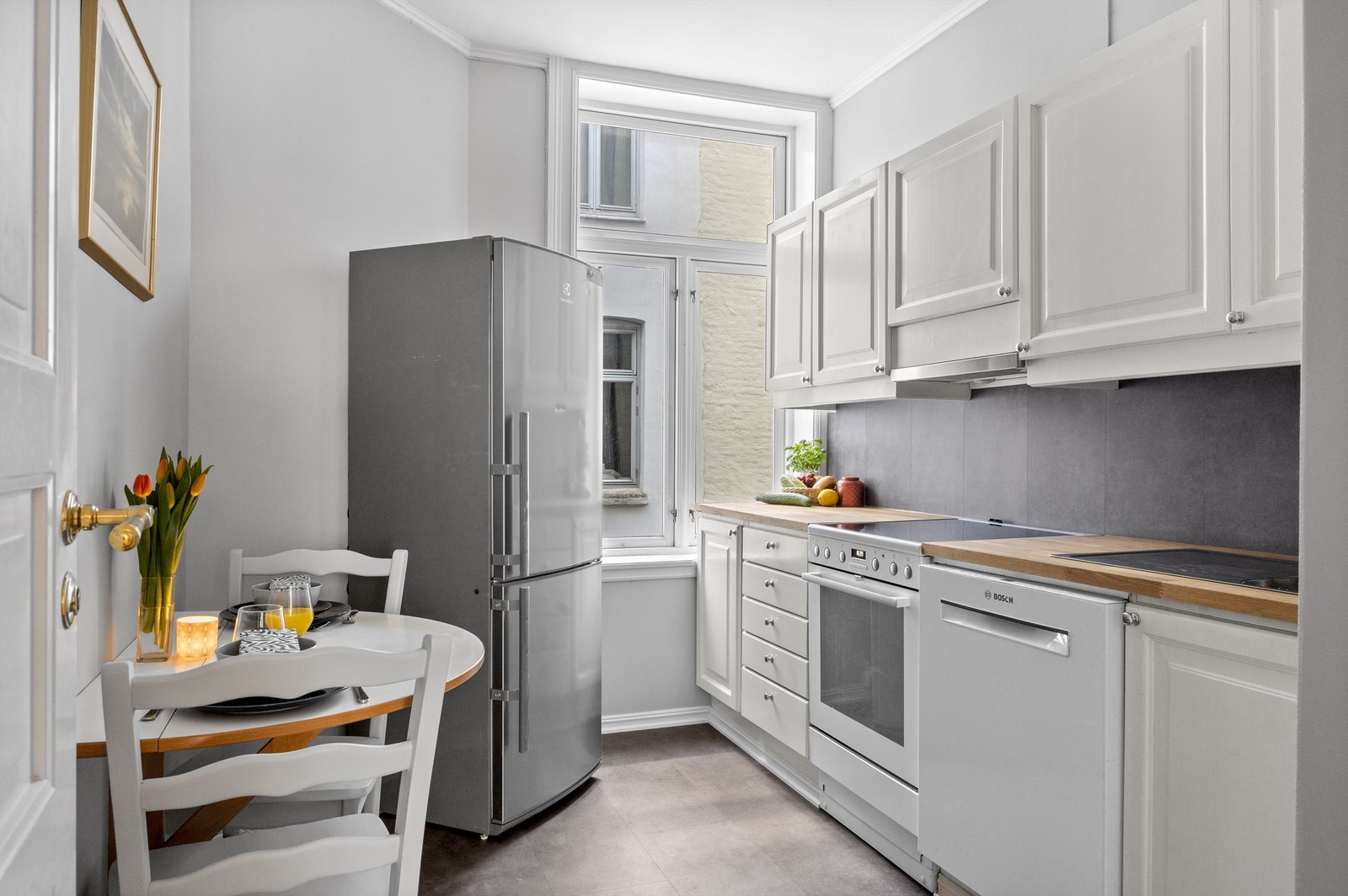 Praktisk og separat kjøkken med godt med skap- og benkeplass. I 2024 ble det lagt nytt gulv og nyslipt benkeplate. Galleribilde