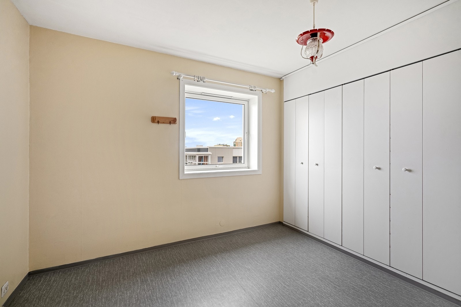 Det er god garderobeplass på hovedsoverommet. Galleribilde