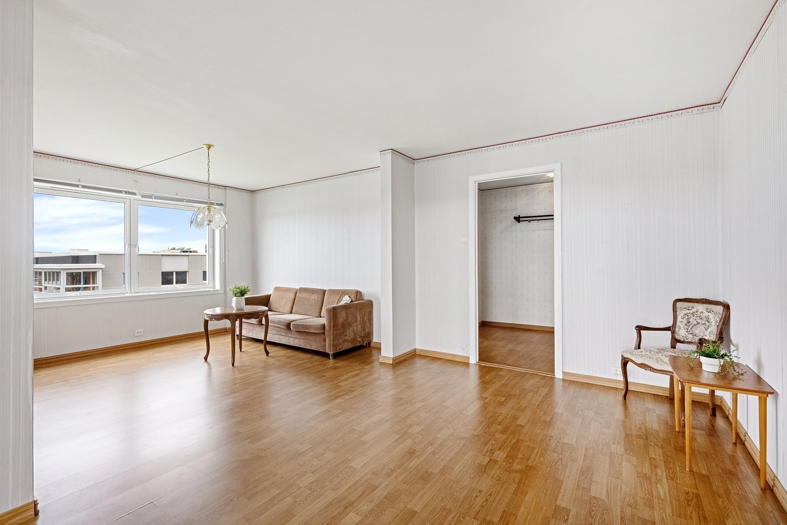 Stuen har god plass til flere sittegrupper. Galleribilde