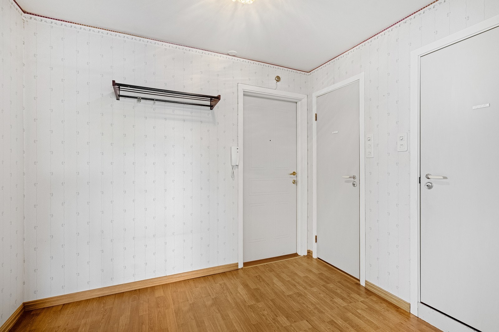 Entre med god plass til oppheng av yttertøy. Galleribilde