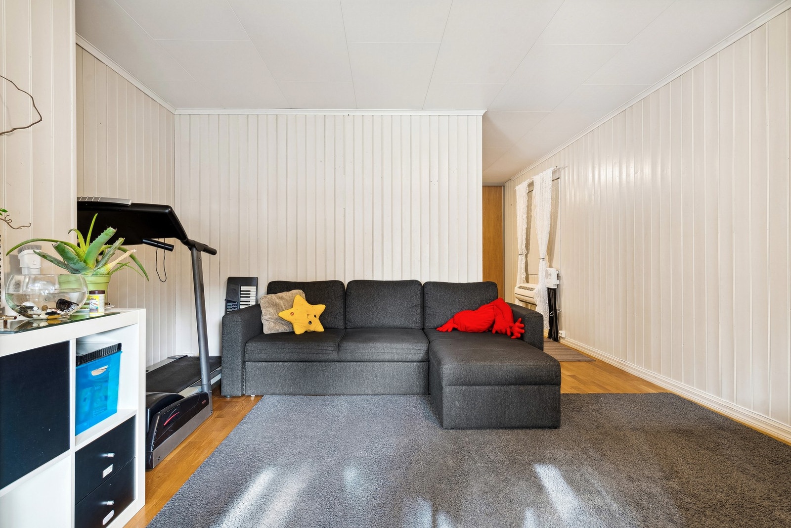 Det er parkett på gulv, malte panel på vegger og himlingsplater i tak. Galleribilde