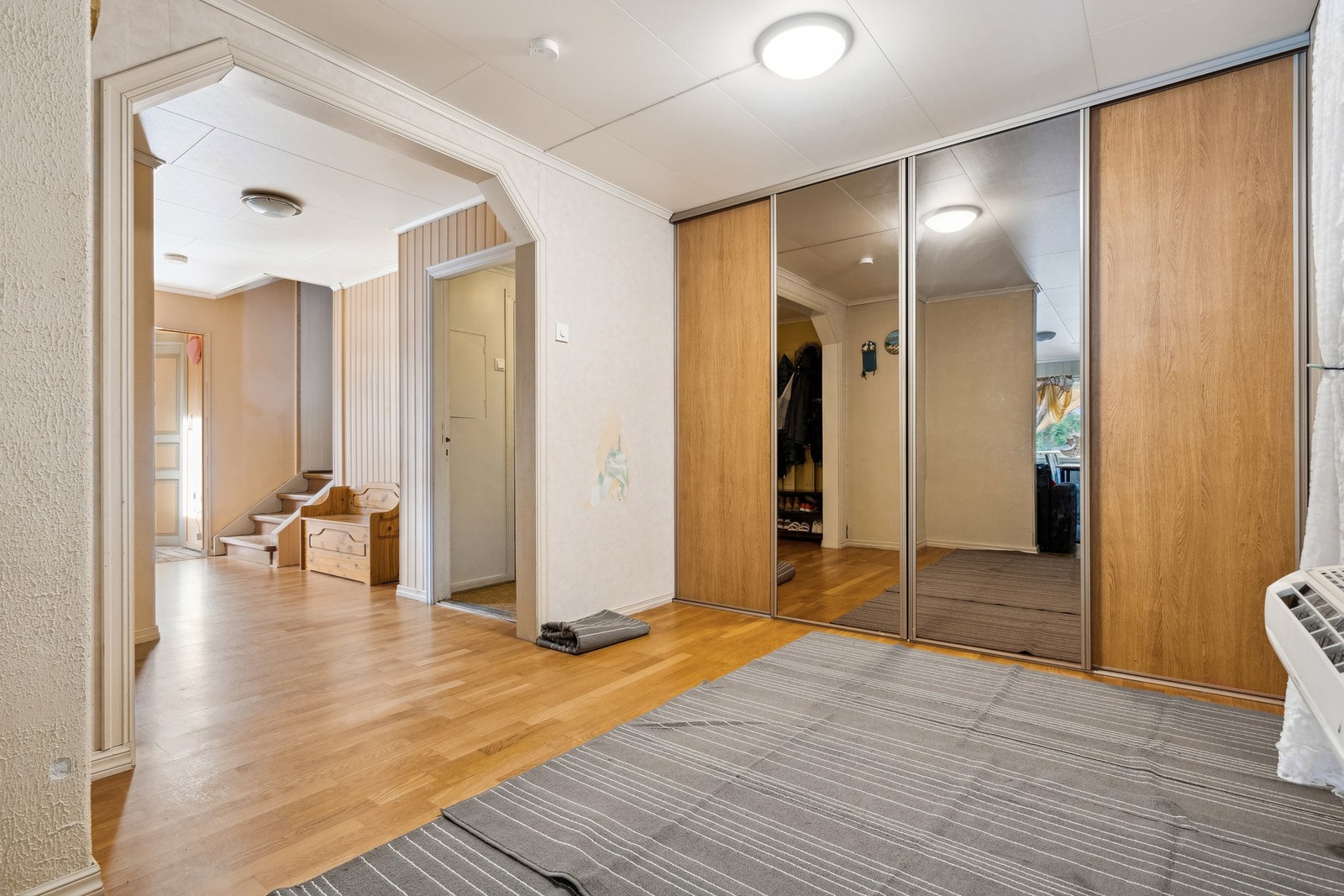Ved gangen er det egen garderobe med skyvedørsskap. Galleribilde