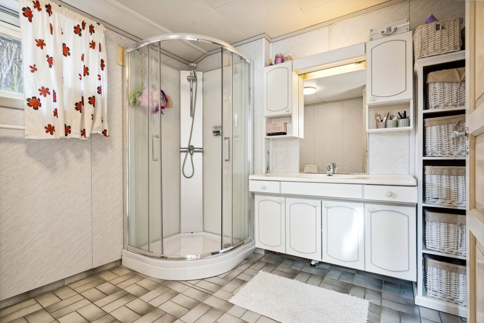 Badet i 2. etasje er flislagt og har varmekabler, dusjkabinett, servant, wc og uttak til vaskemaskin. Galleribilde