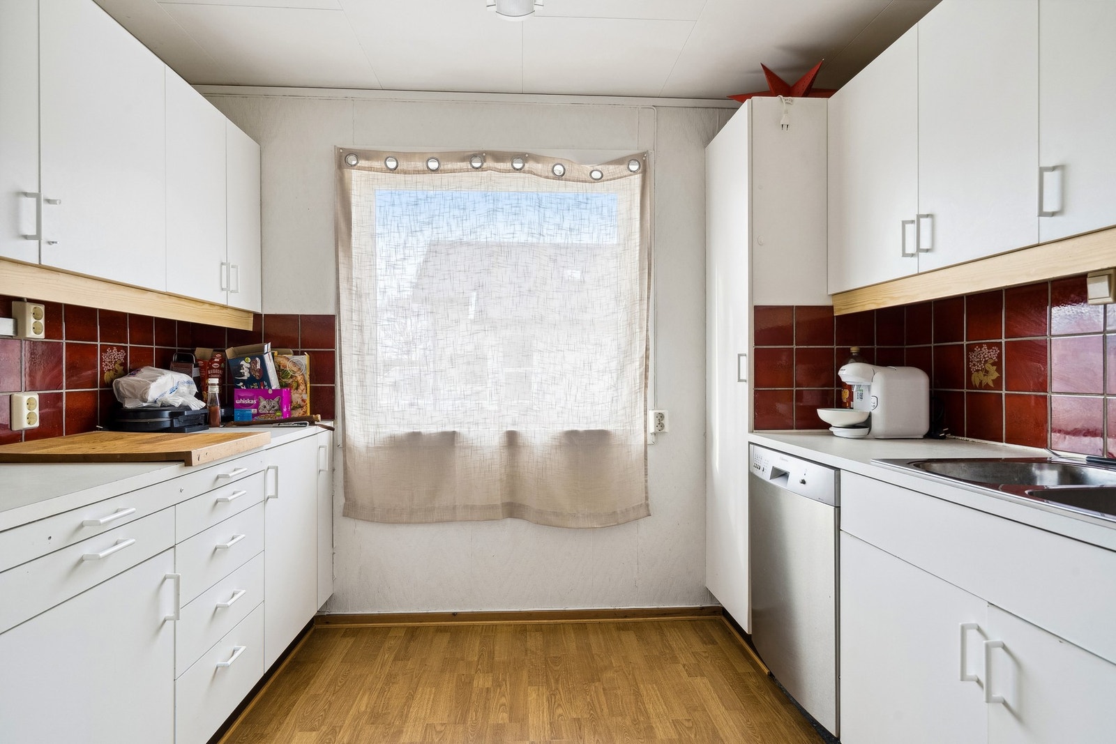Adskilt kjøkken i 2. etasje med ventilator, frys- og kjøleskap, koketopp, steikeovn og oppvaskmaskin. Galleribilde