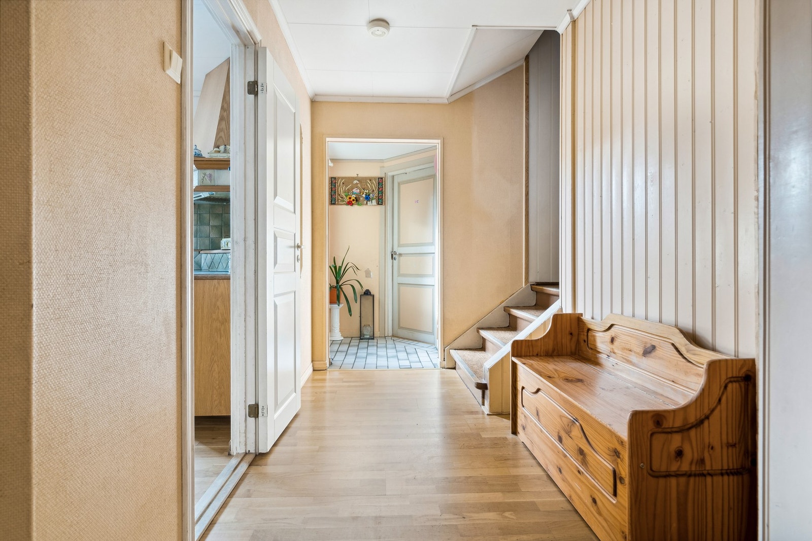 Gang med adgang til kjøkken, bad og 2. etasje. Galleribilde
