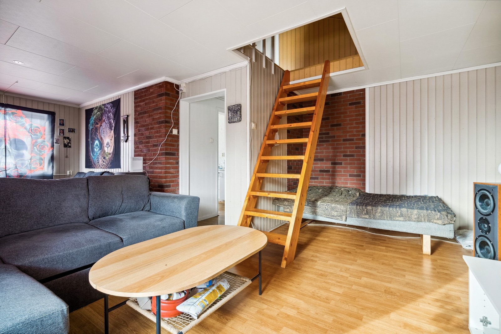 Fra stuen har man trapp opp til loftet. Galleribilde
