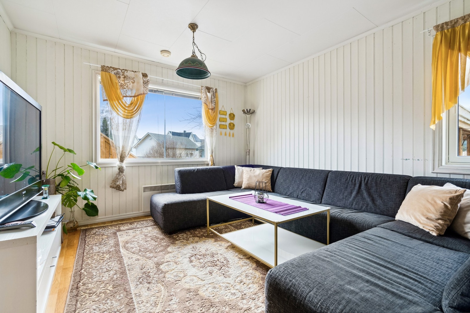 Boligen består i dag av 2 enheter samt loft og uinnredet kjeller. Galleribilde