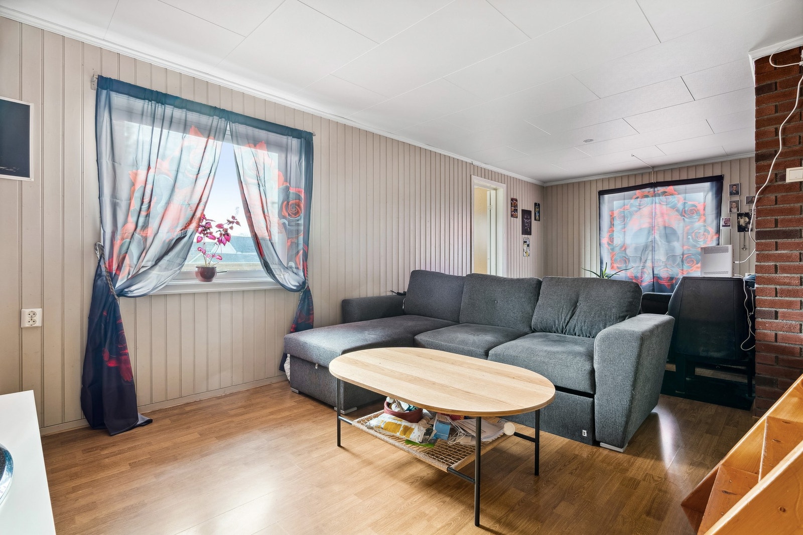 Stue i 2. etasje på 27 kvm med linoleum gulv og malt panel på vegger. Galleribilde