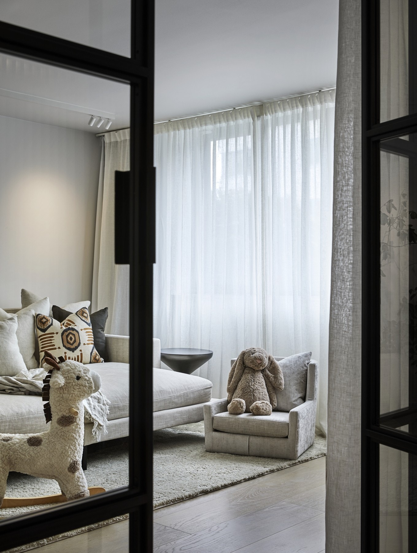 Boligens 2. etasje oppleves som en tilbaketrukket og stille "soveromsavdeling" og inkluderer tre soverom, walk-in closet og hovedbaderom. Hjemmets tre soverom legger godt til rette for en større familie, hvor alle soverommene er av gode størrelser. Galleribilde