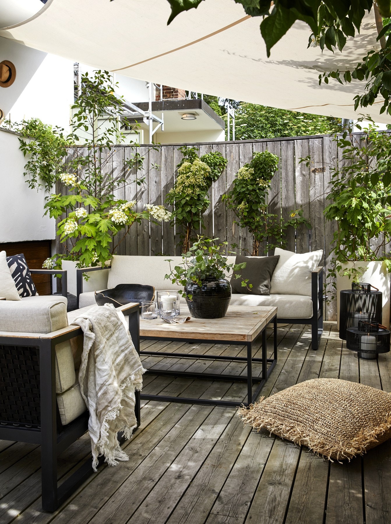 Boligen har en flott og skjermet terrasse med adkomst fra stuen. I sommerhalvåret vil terrassen være gull verdt. Galleribilde