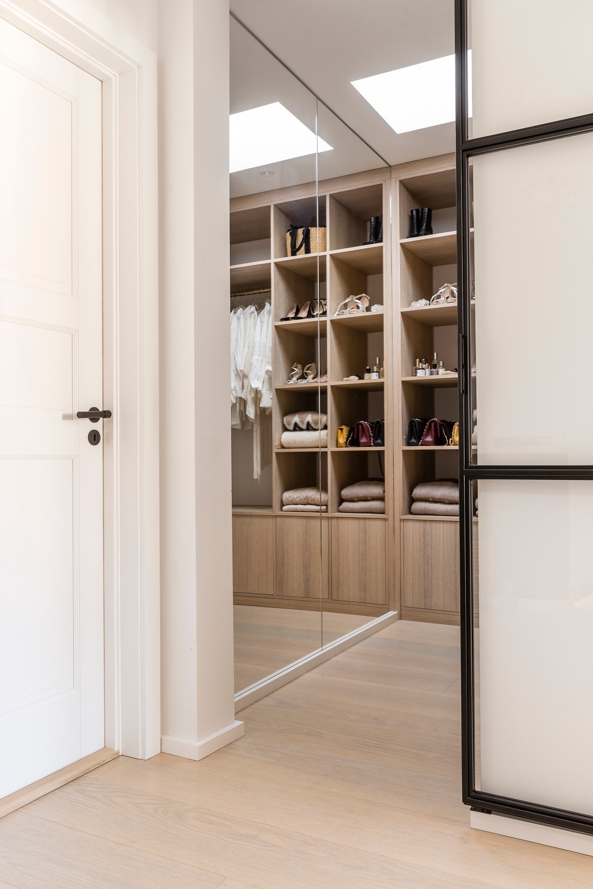 Walk-in garderoben har adkomst fra etasjens mellomgang, og er romslig utformet med god
lagringsplass for klær og tilbehør. Galleribilde