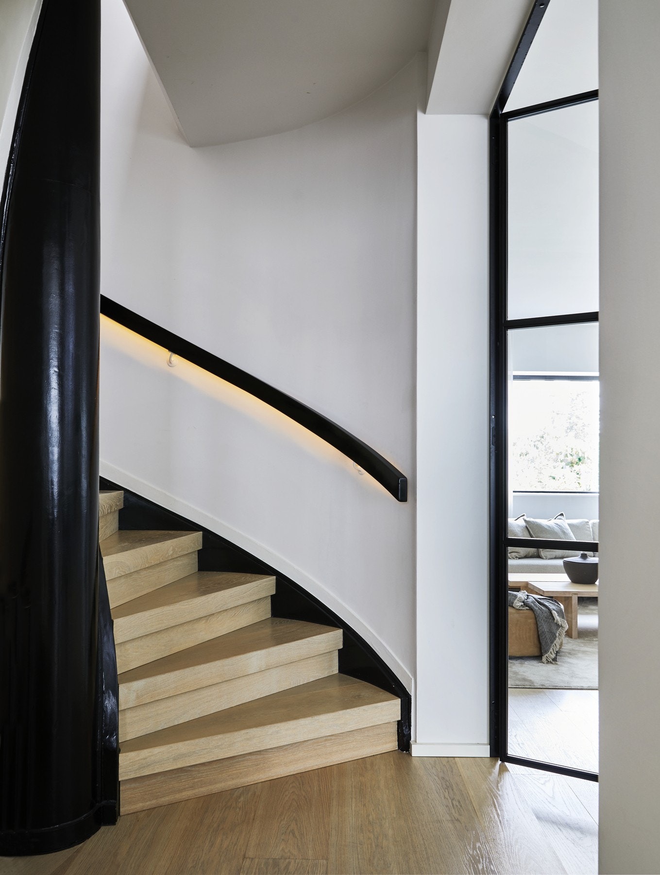 En vakker avrundet trapp tar deg mellom boligens tre plan. Galleribilde