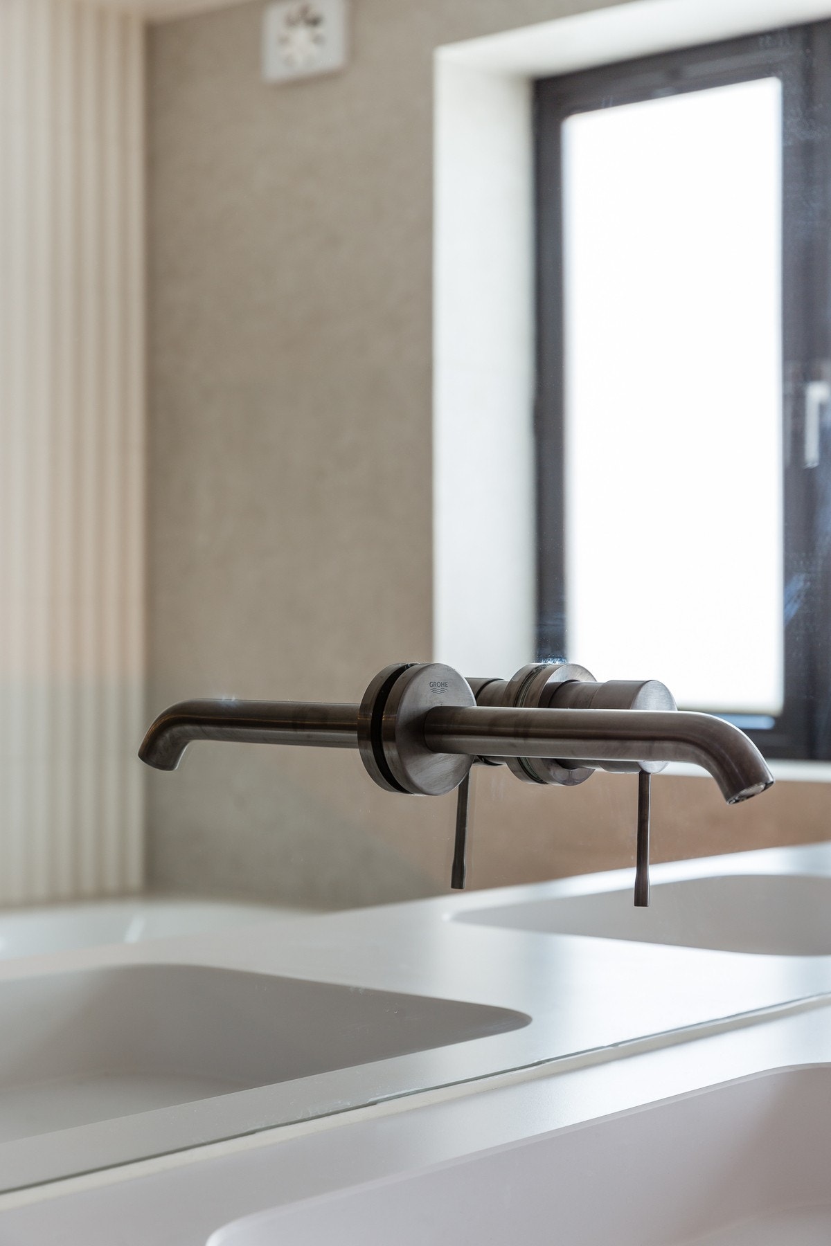 Badet har eksklusive og integrerte armaturer fra Grohe. Galleribilde